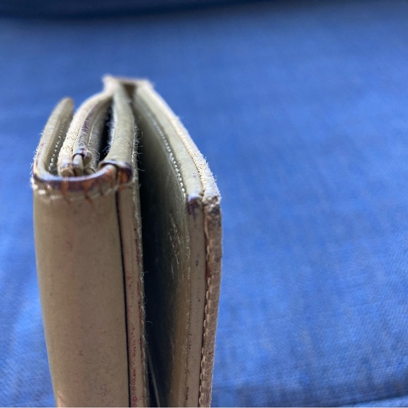 GUCCI WRISTLET.. VGC. NORMAL WEAR with piston lock - Picture 7 of 11